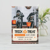 Invitation Orange Black and White Trick Or Treat Halloween  (Debout devant)