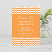 Invitation orange d'anniversaire de Chevron (Debout devant)