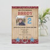 Invitation orientée d'anniversaire de cowboy de (Debout devant)