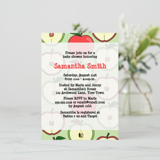 Invitation orientée de baby shower d'Apple (Debout devant)