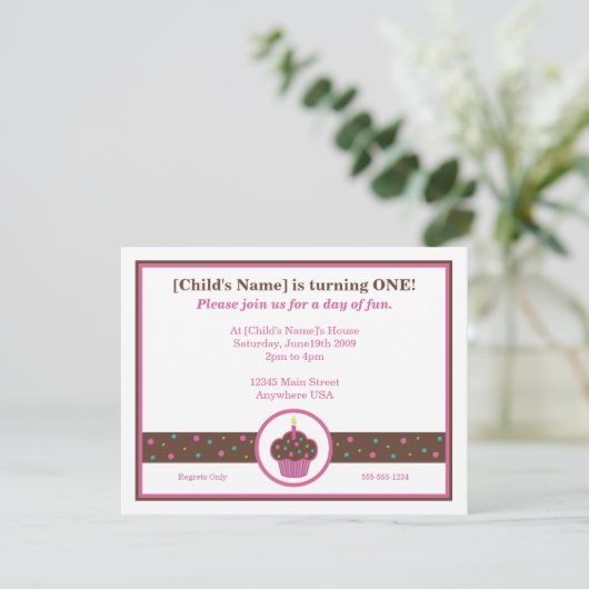 Invitation orientée de petit gâteau brun chocolat (Debout devant)