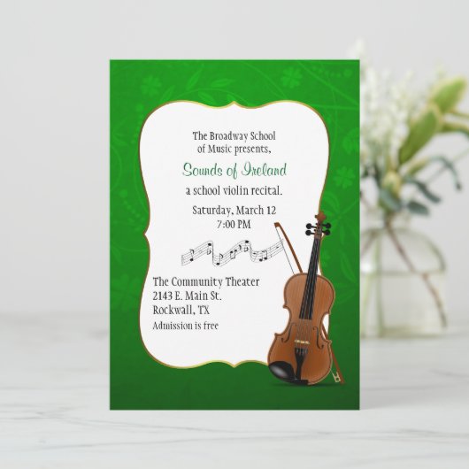 Invitation orientée irlandaise de considérant de (Debout devant)