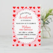 Invitation Our Little Sweetheart First Birthday Invitation. (Debout devant)