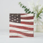 Invitation Painted American Flag on Rustic Wood Texture (Debout devant)