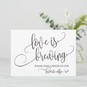 Invitation Panneau de mariage Love Is Brewing Coffee Bar (Debout devant)