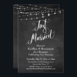 Invitation Panneaux Chalkboard Chaîne Juste Marié Réception<br><div class="desc">Cette carte de réception de mariage sophistiquée mais rustique présente une image d'arrière - plan en damier texturé surmontée d'un graphique représentant des cordes blanches scintillantes. J'ai utilisé une police de script élégante et tourbillonnante pour rendre des graphiques représentant les mots "Just Married"; sur le dos, j'ai placé le mot...</div>