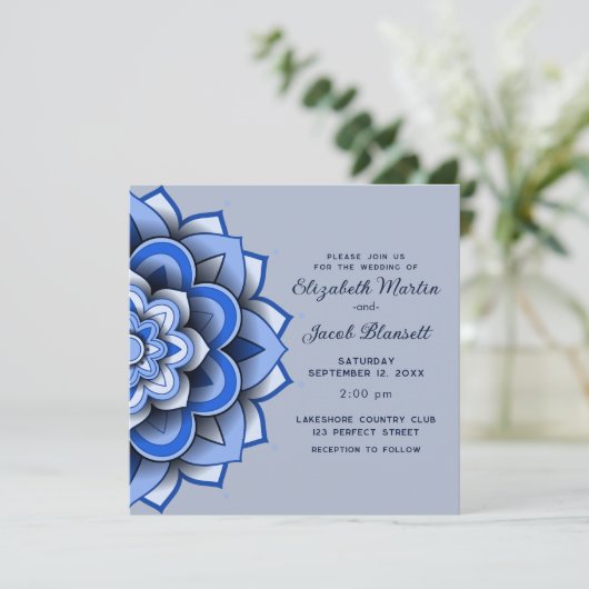 Invitation Papier bleu moderne coupé Mariage mandala (Debout devant)