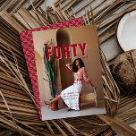 Invitation Parlez-moi Quarty | 40e fête d'anniversaire<br><div class="desc">Invitations de fête d'anniversaire moderne avec une typographie rouge audacieuse superposée avec votre photo préférée. Peut être customisé à n'importe quel âge et n'importe quelle couleur. Il n’est pas meilleur que ce combo couleur. Moderne et amusant, les étonnantes nuances de rose et de rouge bonbon sont absolument charmants et sucrés!...</div>