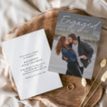 Invitation Partie d'engagement Mariage photo de script modern<br><div class="desc">Script moderne Photo Mariage Engagement Party Invitation. Cliquez sur le bouton Modifier pour personnaliser cette conception en fonction de vos besoins.</div>