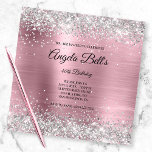 Invitation Parties scintillant argentée brillante Faux Monogr<br><div class="desc">Une invitation glamour monogrammée de 40ème anniversaire pour elle. Faux parties scintillant argent brillant avec éclat contre une fausse image graphique en feuille de métal brossé rose pâle. On peut customiser le monogramme de calligraphie noir et blanc au centre. Tous les éléments brillants et brillants de ce design girly moderne...</div>