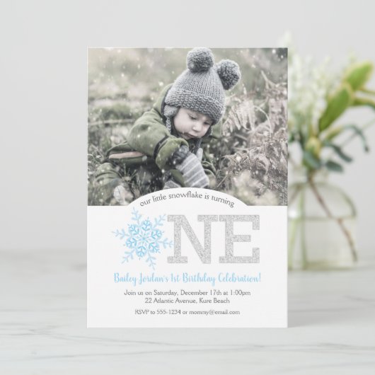 Invitation Parties scintillant Bleue et argent Snowflake 1er (Debout devant)