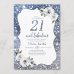 Invitation parties scintillant bleue étincelante et 21e anniv<br><div class="desc">Faux scintille la parties scintillant bleue argentée "21 et fabuleux" script avec floral bleu et blanc poussiéreux,  élégante et élégante,  de grandes invitations de fête de 21e anniversaire.</div>