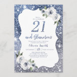 Invitation parties scintillant bleue étincelante et 21e anniv<br><div class="desc">Faux scintille la parties scintillant bleue argentée "21 et glamour" script avec floral bleu et blanc poussiéreux,  élégante et élégante,  de grandes invitations de fête de 21e anniversaire.</div>