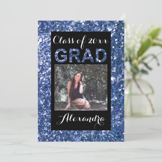 Invitation Parties scintillant Bleue - Look 1 Photo Graduatio (Debout devant)