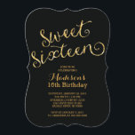 Invitation Parties scintillant d'or moderne Sweet sixteen d'a<br><div class="desc">Commencez votre élégante fête du sweet sixteen filles de droite avec notre belle fausse parties scintillant et l'invitation fantaisie du sweet sixteen de script. Notre invitation à 16 fêtes, douce et design, présente une police de parties scintillant dorée moderne sur un arrière - plan noir classique élégant. Retournez l'invitation pour...</div>