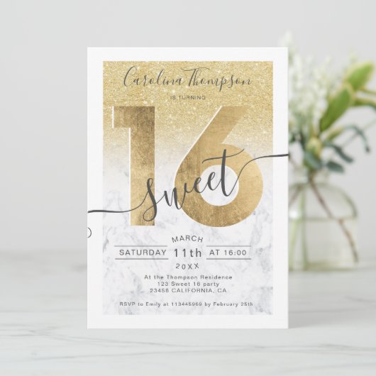 Invitation Parties scintillant en feuille d'or chic en marbre (Debout devant)