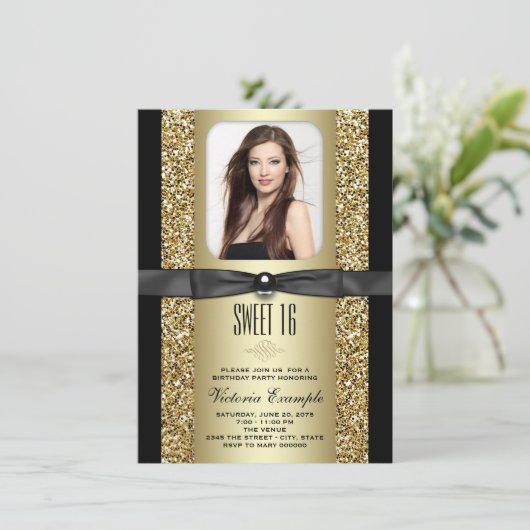 Invitation Parties scintillant noire et or Sweet 16 Party (Debout devant)