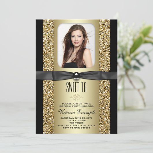 Invitation Parties scintillant noire et or Sweet 16 Party (Debout devant)