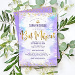 Invitation Parties scintillant or bat mitzvah Aquarelle viole<br><div class="desc">Soyez fier, réjouissez-vous et présentez cette étape importante de votre Bat mitzvah préféré ! Envoyez cette invitation étonnante, moderne, personnalisée pour un événement à retenir. Scénario de feuille d'or, points de parties scintillant. Star of David et script de typographie superposent un arrière - plan d'aquarelle violet clair. Personnalisez le texte...</div>