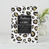 Invitation Parties scintillant or blanc et Baby shower léopar (Debout devant)