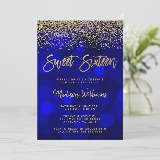 Invitation Parties scintillant or moderne Blue Bokeh Sweet 16 (Debout devant)
