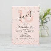 Invitation parties scintillant rose en or confetti blush Swee (Debout devant)