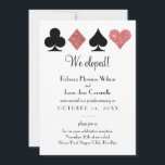 Invitation Parties scintillant rose Las Vegas Elopement annon<br><div class="desc">Vous et votre amoureuse avez fui Las Vegas pour être mariés et vouloir partager les bonnes nouvelles avec votre famille et vos amis. Personnalisez cette parties scintillant d'or brillante et imitation rose, costumes de cartes, faire-part thématique et invitation avec texte personnalisé et une invitation à célébrer avec une réception post-élopement....</div>