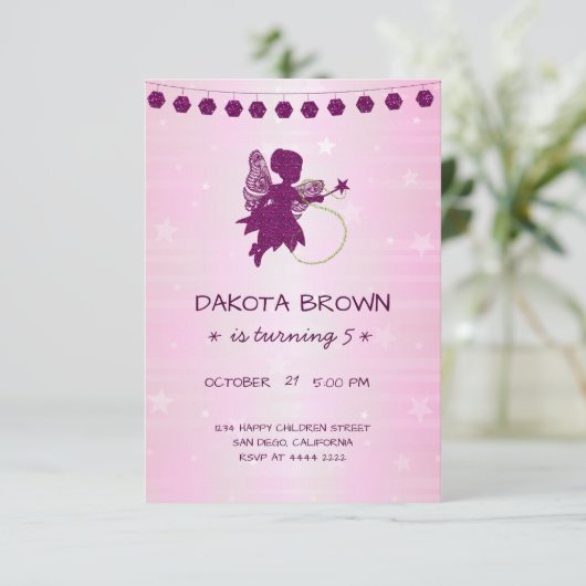 Invitation Parties scintillant violet Fée Anniversaire (Debout devant)