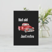 Invitation Pas Vieux, Juste Rétro Amusant Camionnette Rouge V (Debout devant)