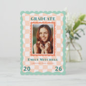 Invitation Pastel Checkered Grad Announcement with Photo (Debout devant)
