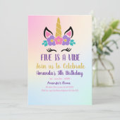 Invitation Pastel Five est une licorne d'anniversaire tendanc (Debout devant)