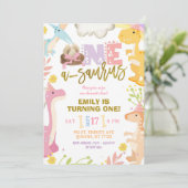 Invitation Pastel Girl A-Saurus Dinosaur Première fête d'anni (Debout devant)