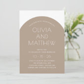 Invitation Pastel taupe mariage d'arche de typographie modern (Debout devant)