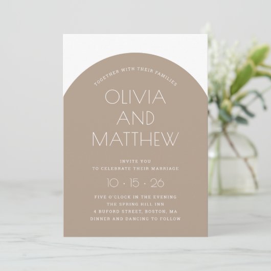 Invitation Pastel taupe mariage d'arche de typographie modern (Debout devant)