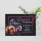 Invitation Patins à Roulettes Noir & Rose Glow Sparkle Annive (Debout devant)