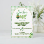Invitation Patty a Lucky One Cupcake premier anniversaire (Debout devant)