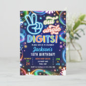 Invitation Peace Out Chiffres simples Neon Glow Boy Anniversa (Debout devant)