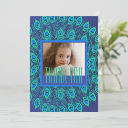 INVITATION PEACOCK FEATHER DÉCORATIVE RÉPÉTER MOTIF BLEU (Debout devant)