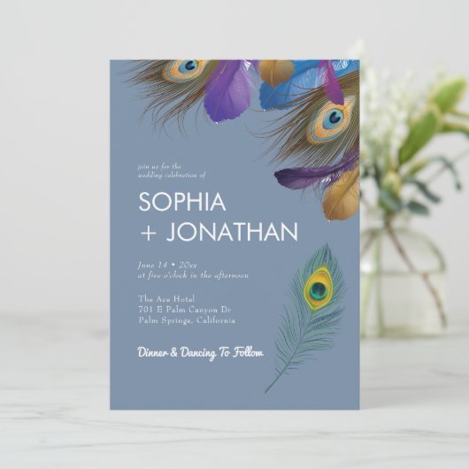 Invitation Peacock Feather Dusty Blue Mariage moderne chic (Debout devant)