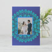 INVITATION PEACOCK FEATHER MOTIF PATTERNEL BLEU VERT (Debout devant)