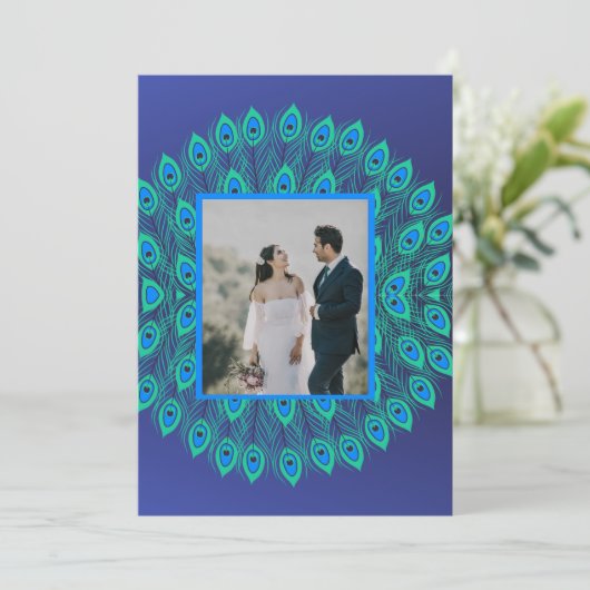 INVITATION PEACOCK FEATHER MOTIF PATTERNEL BLEU VERT (Debout devant)