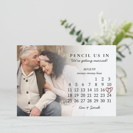Invitation Pensez-nous dans Enregistrer la date août 2024 Cal (Debout devant)