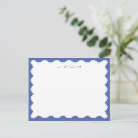 Invitation Periwinkle & Icy Blue Wavy Border Note Card (Debout devant)