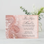 Invitation Perles et dentelle épousant le rose de pivoine de (Debout devant)