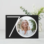 Invitation Personnalisé 70e anniversaire noir blanc photo min (Debout devant)