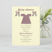 Invitation Personnaliser, robe de bébé rose (Debout devant)