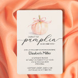 Invitation Petit Baby shower Citrouille de Bow rose<br><div class="desc">Un mignon petit citrouille attaché avec un ruban rose met en évidence ces petites baby showers d'ivoire mou avec "Un petit citrouille est en route" et vos détails en lettres chic. (Disponible aussi en bleu et en ivoire.) CORRESPONDANCE d'objets dans notre collection.</div>