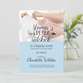 Invitation Petit Bébé Sidekick Bump Bleu Garçon Douche Par Co (Debout devant)