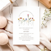 Petit Fleur sauvage coloré qui tourne un anniversa