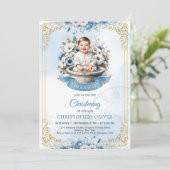 Invitation Petit garçon mignon bleu poussiéreux cadre or fleu (Debout devant)